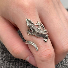 Load image into Gallery viewer, Vintage Red-eyed Lizard Adjustable Ring

